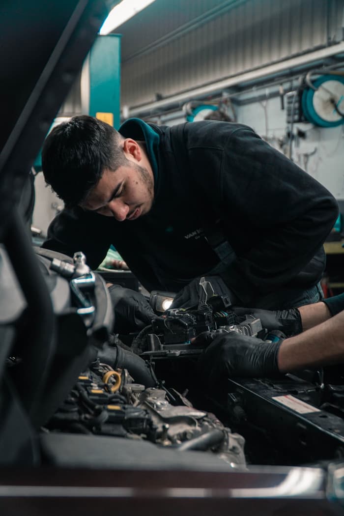Mecánico trabajando en un motor
